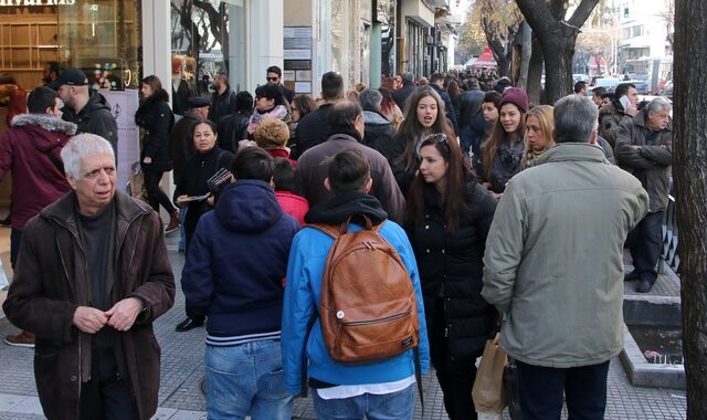 Χριστούγεννα: Τι ώρα κλείνουν σήμερα τα καταστήματα – Ανοιχτά την Κυριακή