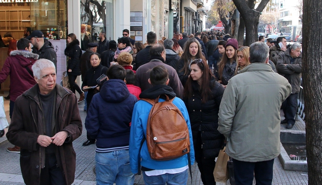 Χριστούγεννα: Τι ώρα κλείνουν σήμερα τα καταστήματα – Ανοιχτά την Κυριακή