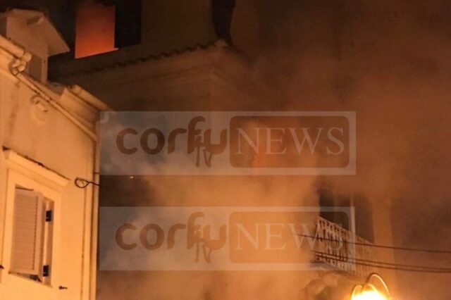 Φωτιά στην Κέρκυρα: Διάσωση άνδρα που κρεμόταν από τα κεραμίδια