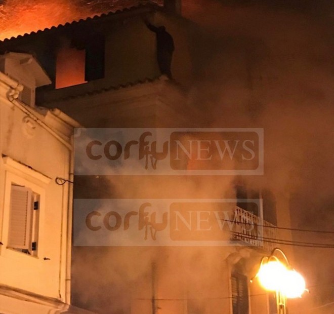 Φωτιά στην Κέρκυρα: Διάσωση άνδρα που κρεμόταν από τα κεραμίδια
