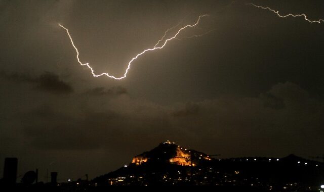 Κακοκαιρία Διδώ: Άγρια καταιγίδα σάρωσε την Αθήνα