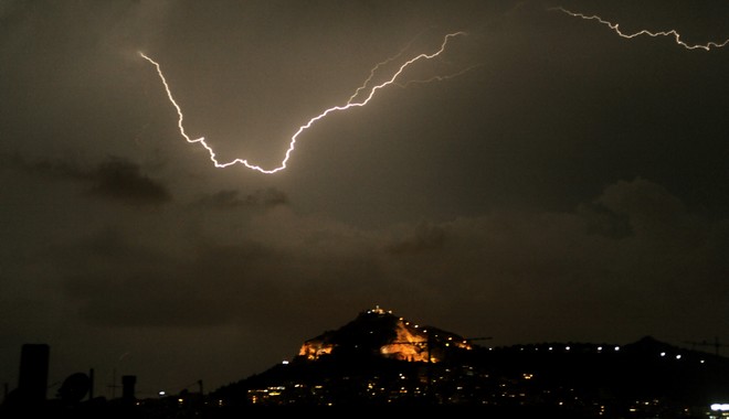 Κακοκαιρία Διδώ: Άγρια καταιγίδα σάρωσε την Αθήνα