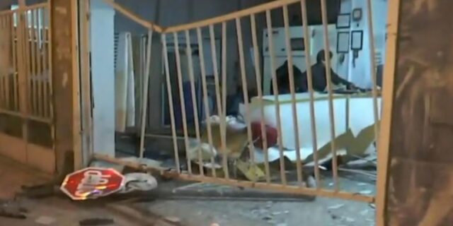 Τρελή πορεία αυτοκινήτου στον Κολωνό – “Καρφώθηκε” σε καθαριστήριο