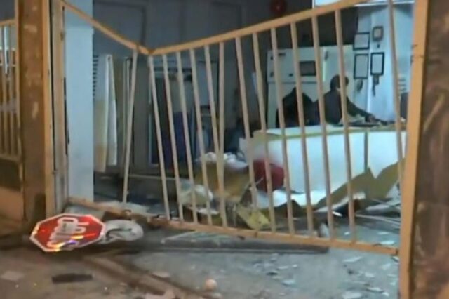 Τρελή πορεία αυτοκινήτου στον Κολωνό – “Καρφώθηκε” σε καθαριστήριο