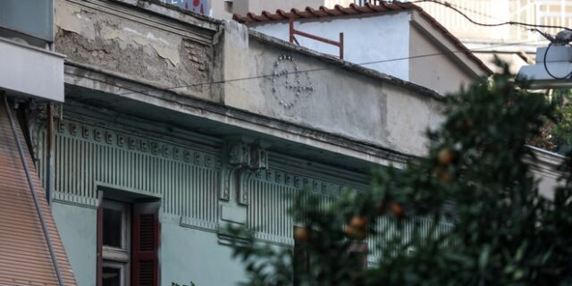 Κουκάκι: Η στιγμή της σύλληψης του σκηνοθέτη – “Γιατί μας έχετε δεμένους; Δεν σας αντιστέκεται κανείς!”