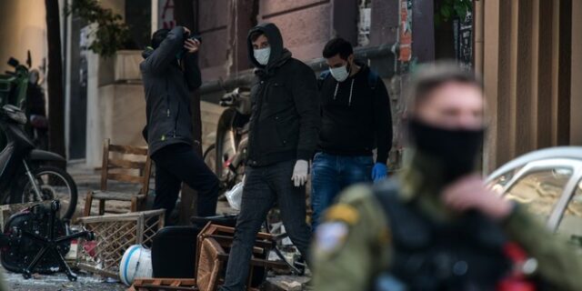 Μαρτυρία για ξυλοδαρμό στο Κουκάκι: “Τους πήραν με πιτζάμες και ξυπόλυτους. Είναι όλα ψέματα”