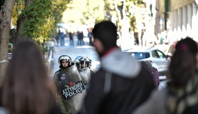 Μεγαλώνουν τα ερωτήματα για την κάλυψη της βίας των αστυνομικών