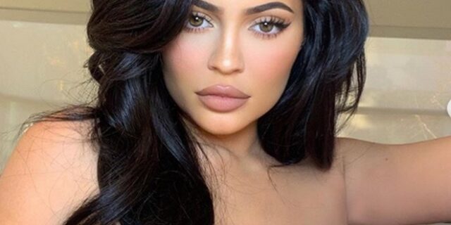 Kylie Jenner: Ποζάρει με σέξι εσώρουχα στο κρεβάτι και αποχαιρετά το 2019