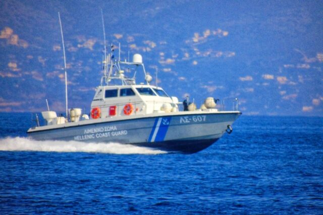 Σαρωνικός: Ακυβέρνητο σκάφος με τέσσερις Έλληνες – Σε εξέλιξη επιχείρηση διάσωσης
