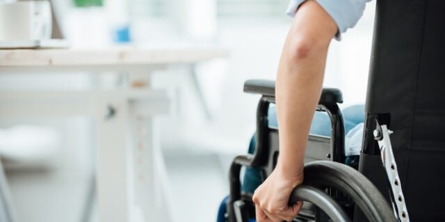 Κοινωνικό μέρισμα: Ποια ΑΜΕΑ ξαναμπαίνουν στην ουρά για να λάβουν το επίδομα