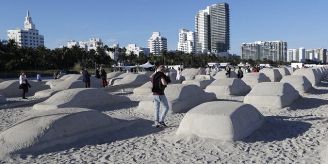 Οικολογικό αυτογκόλ! Έφτιαξαν έργο τέχνης για την κλιματική αλλαγή με τοξικά υλικά