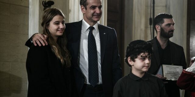 Κυριάκος Μητσοτάκης: Από τα κάλαντα στην Κάσο και από εκεί στο βουνό για πρόεδρο