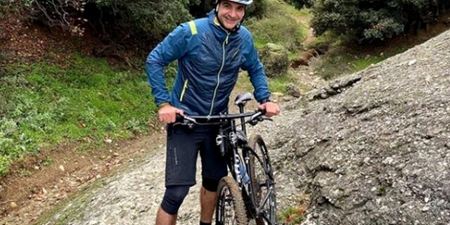 Ο Κυριάκος Μητσοτάκης πήγε για mountain bike στα Μετέωρα