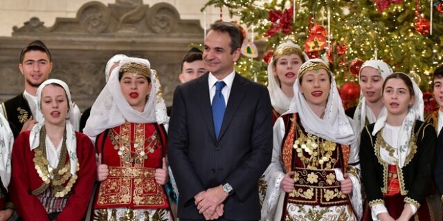 Πρωτοχρονιάτικα Κάλαντα: Γέμισε παιδικές φωνές το Μαξίμου