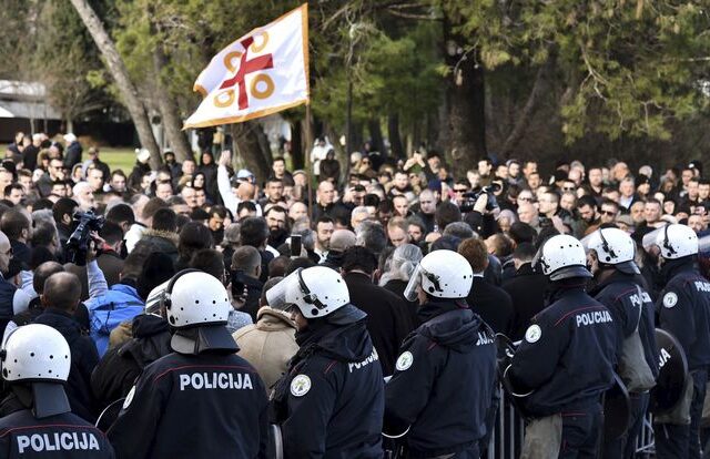 Ιερός πόλεμος στο Μαυροβούνιο για τις εκκλησιαστικές περιουσίες: Ξύλο και χημικά