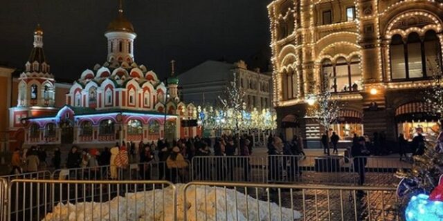 Γιορτές με ψεύτικο χιόνι στη Μόσχα στον πιο ζεστό Δεκέμβρη από το 1886