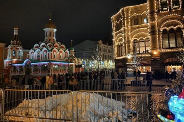 Γιορτές με ψεύτικο χιόνι στη Μόσχα στον πιο ζεστό Δεκέμβρη από το 1886