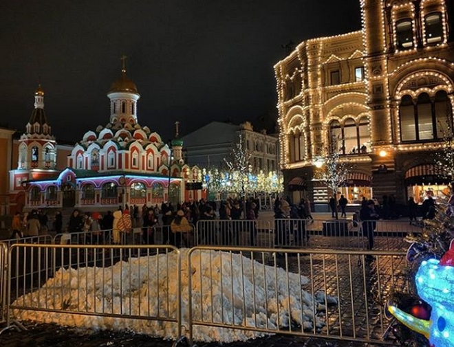 Γιορτές με ψεύτικο χιόνι στη Μόσχα στον πιο ζεστό Δεκέμβρη από το 1886