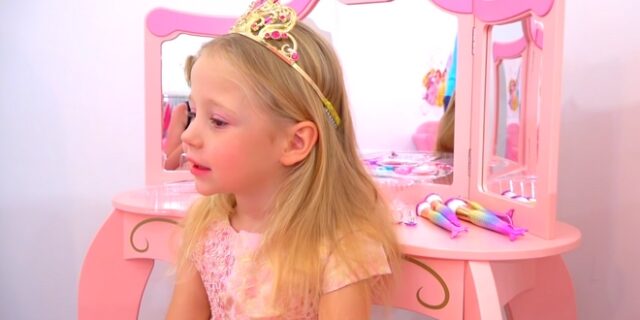 Η 5χρονη Νάστια από τις πιο ακριβοπληρωμένες Youtubers