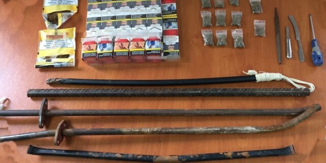 Έφοδος στην δομή της Θήβας μετά από αιματηρά επεισόδια – Βρέθηκαν αυτοσχέδια όπλα