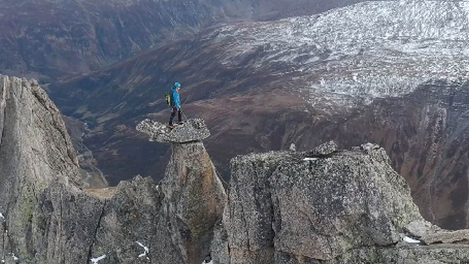 Ελβετία: Ατρόμητος ορειβάτης στέκεται σε επικίνδυνη κορυφή στα 2.940 μέτρα
