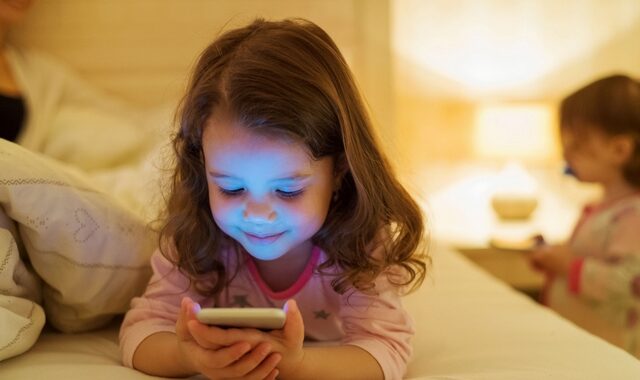 Νέα έρευνα – Τα παιδιά “σερφάρουν” στο διαδίκτυο από 4 ετών