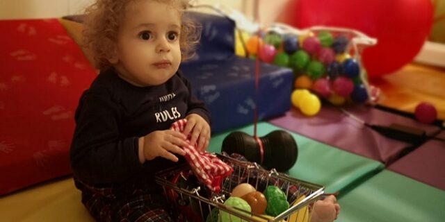 Ο μικρός Παναγιώτης-Ραφαήλ απολαμβάνει το χιόνι