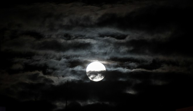“Παγωμένη πανσέληνος”: Απολαυστικές φωτογραφίες από το τελευταίο ολόγιομο φεγγάρι της δεκαετίας