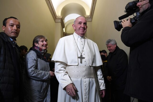 Βατικανό: Ο πάπας Φραγκίσκος δέχτηκε 33 πρόσφυγες από τη Λέσβο