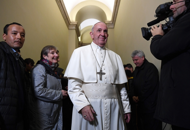 Βατικανό: Ο πάπας Φραγκίσκος δέχτηκε 33 πρόσφυγες από τη Λέσβο