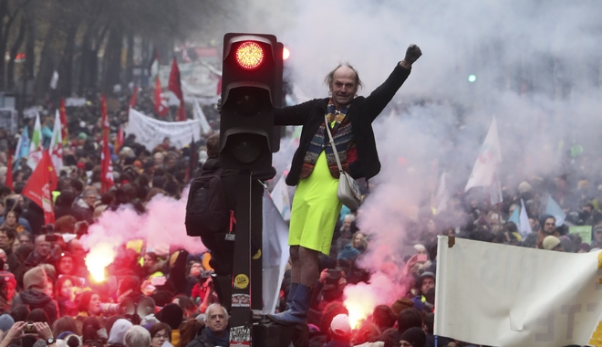 Γαλλία: Επεισόδια και δακρυγόνα στο Παρίσι