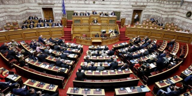 Ψήφος αποδήμων: Ψηφίστηκε με ιστορική πλειοψηφία 288 βουλευτών