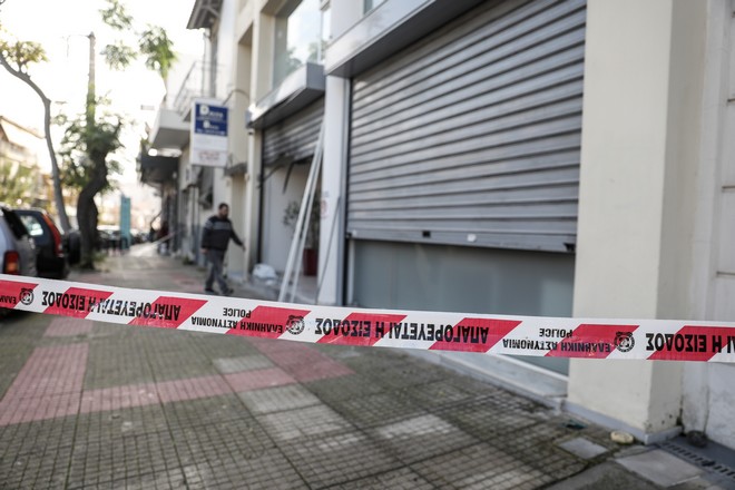 Έκρηξη έξω από κτίριο που στεγάζεται ασφαλιστική εταιρεία στο Περιστέρι