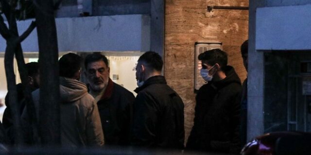 Πετράλωνα: 21χρονος φέρεται να τεμάχισε τον νονό του – Ψάχνουν στους κάδους οι αρχές