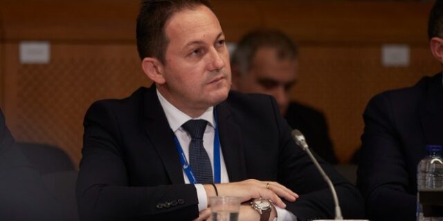 Πέτσας: Ο Ερντογάν ενοχλήθηκε από την επίσκεψη Χάφταρ στην Αθήνα