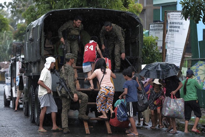 Φιλιππίνες: Εν αναμονή του τυφώνα Καμούρι – Δεκάδες χιλιάδες φεύγουν από τα σπίτια τους