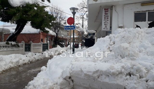 Θήβα: Πάνω από ένα μέτρο το χιόνι – Χωρίς ρεύμα πολλές περιοχές