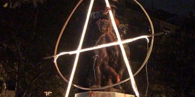 Εξάρχεια: Αναρχικός στολισμός στην πλατεία
