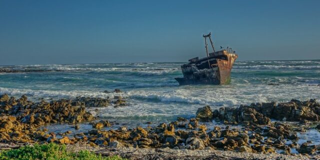 “Πλοίο – φάντασμα” με πτώματα και ανθρώπινα κεφάλια ξεβράστηκε στην Ιαπωνία