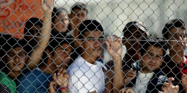 Το 58% των Ελλήνων θεωρεί τους μετανάστες “απειλή για την εθνική μας ταυτότητα”