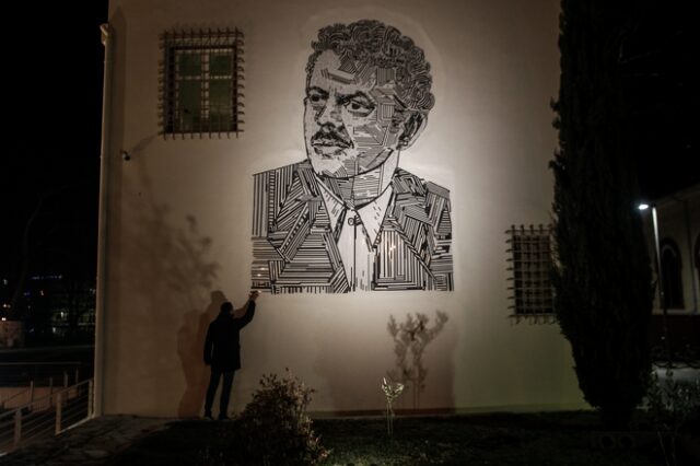 Τρίκαλα: Ψηφιδωτό του Βασίλη Τσιτσάνη κοσμεί το ομώνυμο Μουσείο