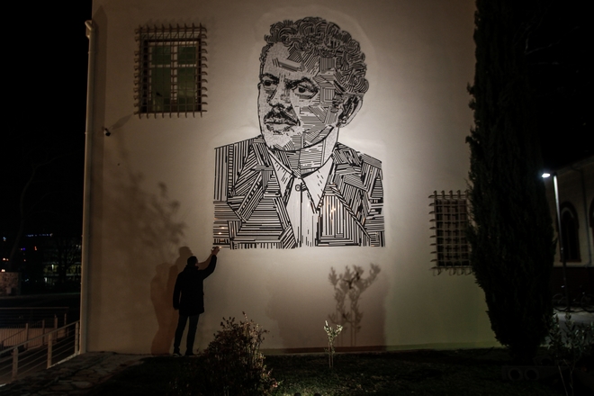 Τρίκαλα: Ψηφιδωτό του Βασίλη Τσιτσάνη κοσμεί το ομώνυμο Μουσείο