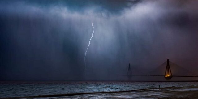 Κακοκαιρία: Η στιγμή που κεραυνός χτυπάει τη γέφυρα Ρίου – Αντιρρίου