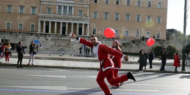 Ατμόσφαιρα “πάρτι” στην Αθήνα: Το κέντρο γέμισε Αγιοβασίληδες