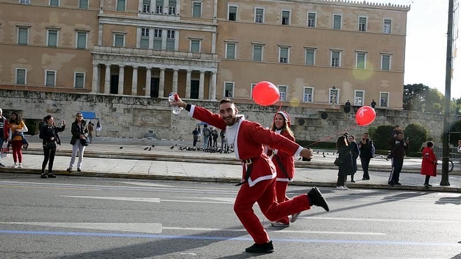 Ατμόσφαιρα “πάρτι” στην Αθήνα: Το κέντρο γέμισε Αγιοβασίληδες
