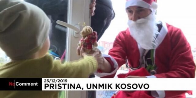 Κόσοβο: Ντύθηκε Άγιος Βασίλης και μοίρασε δώρα σε νοσοκομείο Παίδων