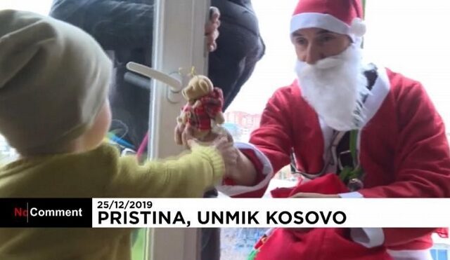 Κόσοβο: Ντύθηκε Άγιος Βασίλης και μοίρασε δώρα σε νοσοκομείο Παίδων