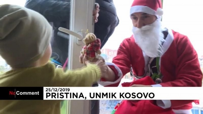 Κόσοβο: Ντύθηκε Άγιος Βασίλης και μοίρασε δώρα σε νοσοκομείο Παίδων