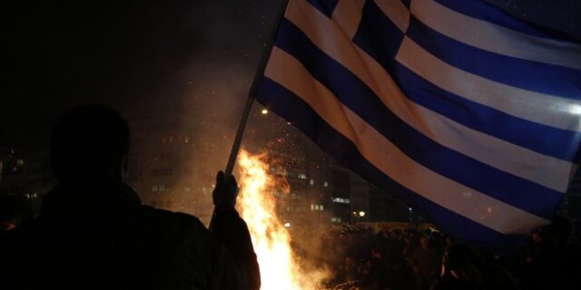 Συνελήφθη αστυνομικός που έκαψε την ελληνική σημαία