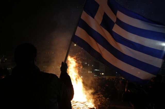 Συνελήφθη αστυνομικός που έκαψε την ελληνική σημαία